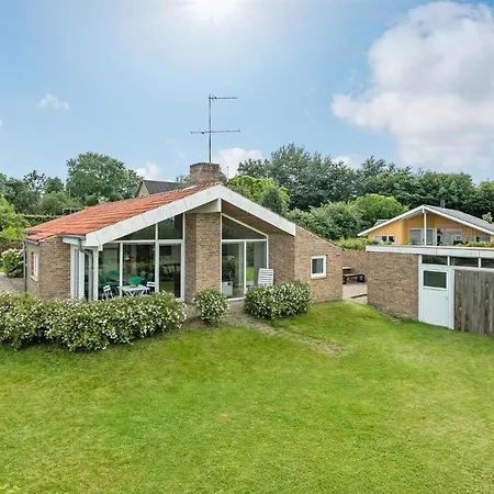 Two-bedroom In Vakantiehuis Broager
