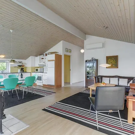 Two-bedroom In Vakantiehuis Broager